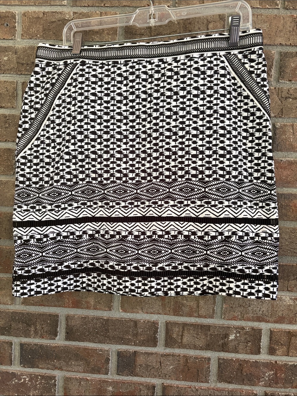 White House Black Market Black & White Geo-Print Mini Skirt